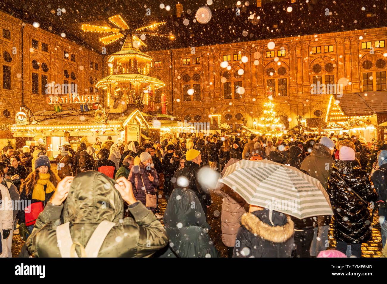 Schneeflocken rieseln leise auf das Weihnachtsdorf in der Residenz, Weihnachtsmarkt, München, 21. Novembre 2024 Deutschland, München, 21.11.2024, Schneeflocken rieseln leise auf das Weihnachtsdorf in der Residenz, Die Besucher des Weihnachtsmarkts freuen sich über den Flockenwirbel im Kaiserhof der Residenz, Donnerstagabend um 18:30 Uhr, anhaltender Schneefall für die Nacht vorhergesagt, Weihnachtsmarkt vom 18.11. - 22.12. täglich geöffnet, Weihnachtszeit, Adventszeit, Winterwetter, Wintereinbruch, novembre 2024, Herbst, Winter, Bayern, bayerisch, *** i fiocchi di neve si insinuano tranquillamente sul Cristo Foto Stock
