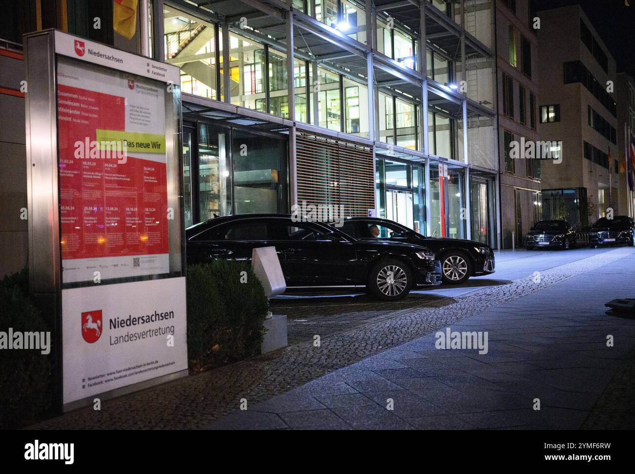 Berlino, Germania. 21 novembre 2024. Un certo numero di limousine sono parcheggiate di fronte alla rappresentanza dello Stato della bassa Sassonia. Crediti: Bernd von Jutrczenka/dpa/Alamy Live News Foto Stock