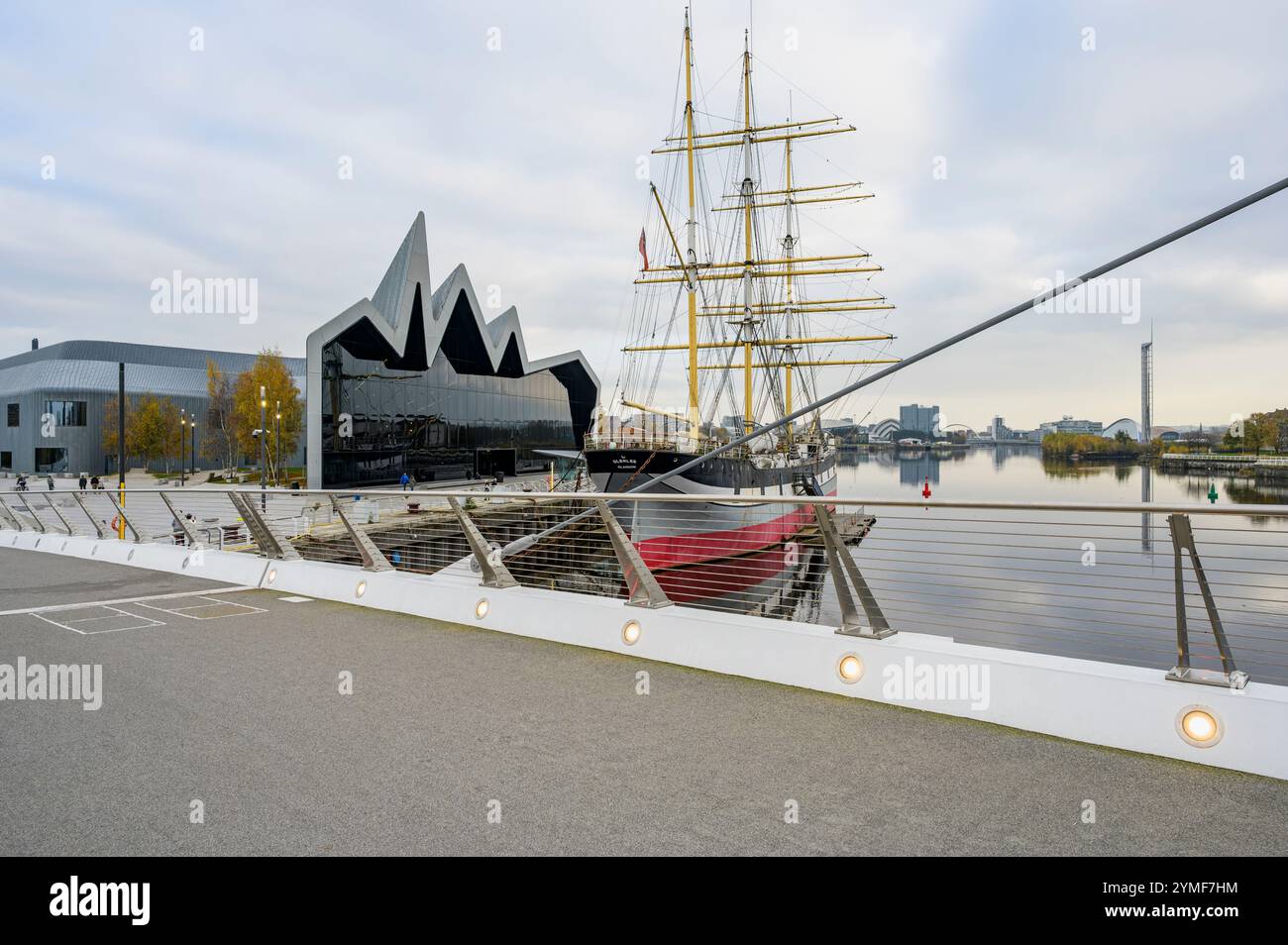 Museo dei trasporti di Glasgow sulla riva settentrionale del fiume Clyde, visto dal ponte pedonale Govan al Partick, Scozia, Regno Unito, Europa Foto Stock