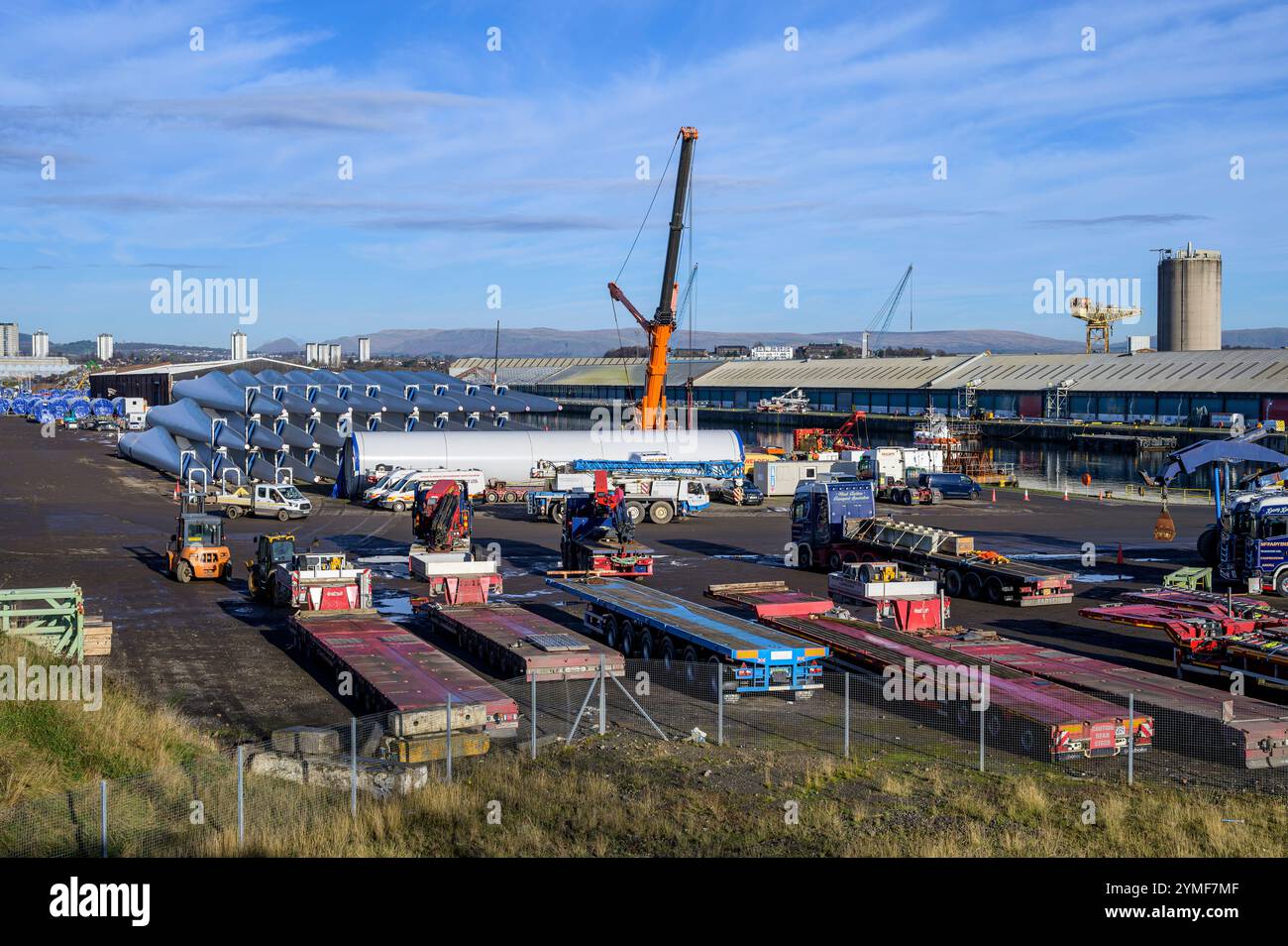 Componenti delle turbine eoliche Nordex in un deposito presso il molo King George V in attesa di essere trasportati, Braehead vicino a Glasgow, Scozia, Regno Unito, Europa Foto Stock