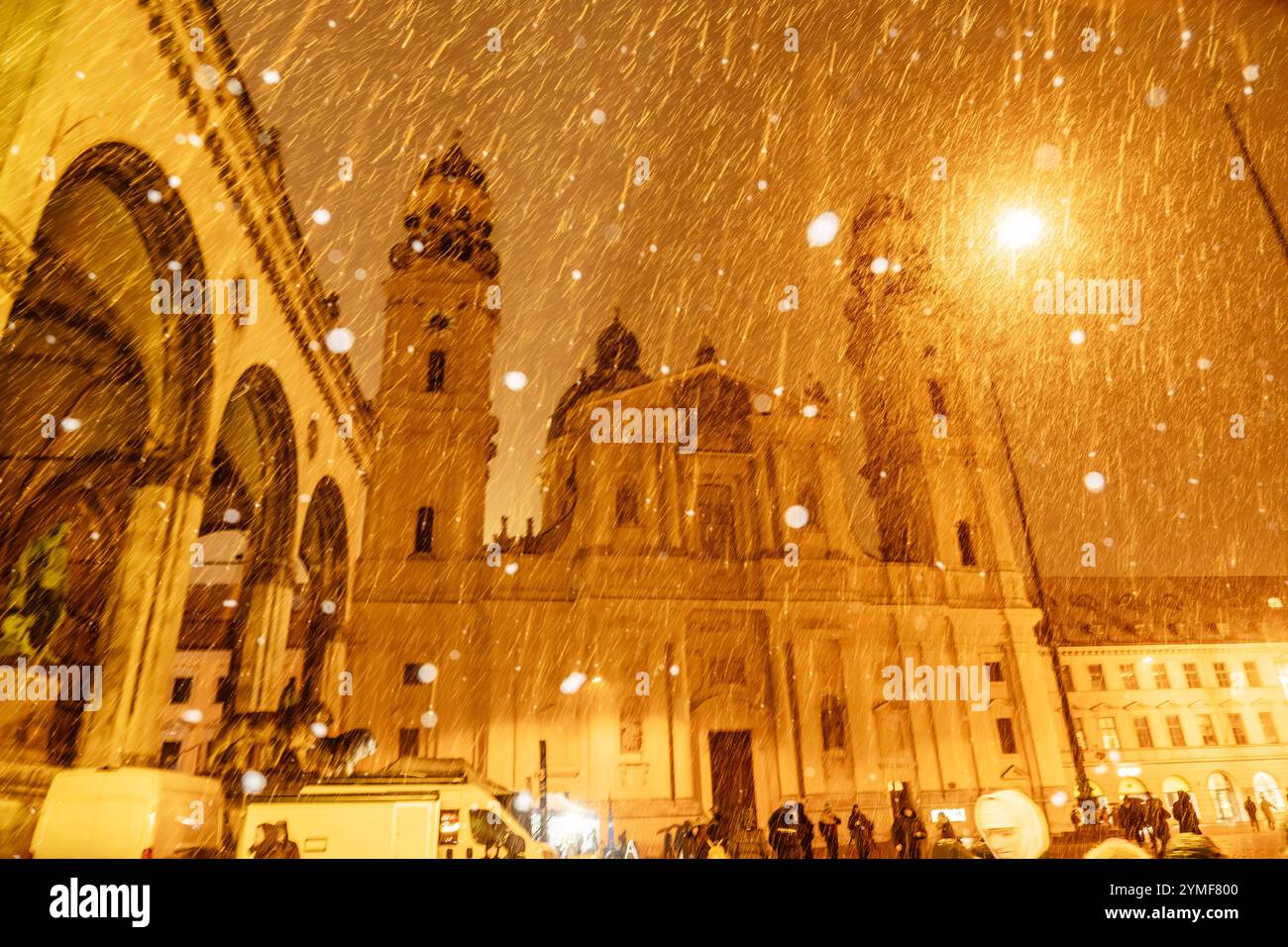 Flockenwirbel am Odeonsplatz, Schneeflocken vor Theatinerkirche und Feldherrnhalle, Wintereinbruch, München, 21. Novembre 2024 Deutschland, München, 21.11.2024, Odeonsplatz im Flockenwirbel, Schneeflocken vor Theatinerkirche und Feldherrnhalle, Starker Schneefall setzt um 18:30 in der Altstadt ein, Donnerstagabend, Anhaltender Schneefall für die Nacht vorhergt, Weihnachtszeit, Adventszeit, Winterbruch, Winterbruch, Winterbruch, Winterbruch novembre 2024, Herbst, Winter, Bayern, bayerisch, *** turbinio di fiocchi a Odeonsplatz, fiocchi di neve davanti alla Chiesa Teatina e Feldherrnhalle, inizio dell'inverno, Monaco di Baviera, novembre Foto Stock