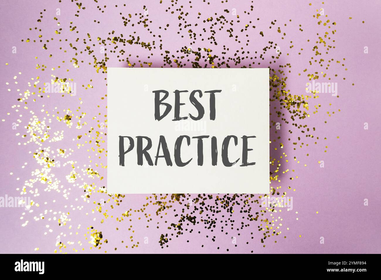 Insegna bianca con la parola Best Practice scritta sopra. Il cartello è circondato da glitter dorati Foto Stock