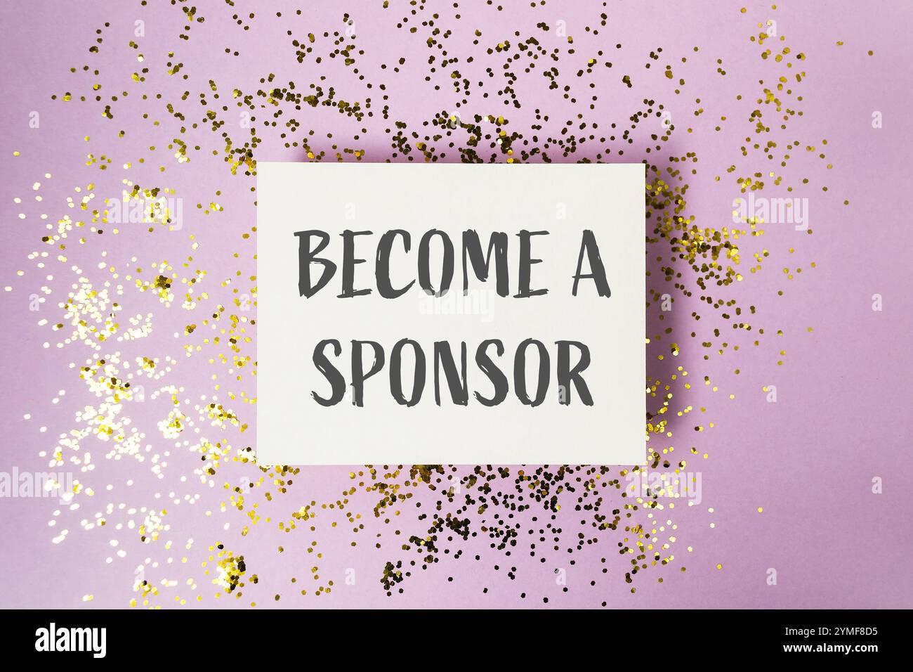 Insegna bianca con glitter dorato su di essa che dice "diventa uno sponsor". Il cartello è posizionato su uno sfondo viola con glitter dorato Foto Stock