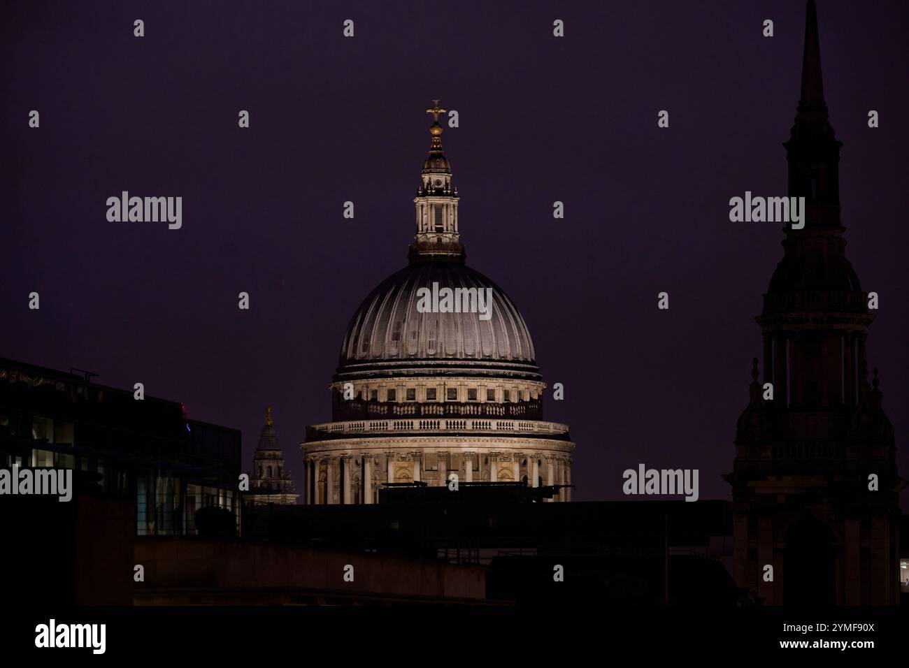 La vista dal Ned Hotel di Londra di St Pauls, il Municipio e vari iconici punti di riferimento di londra, tra cui lo Shard. Più tardi pomeriggio invernale al buio Foto Stock