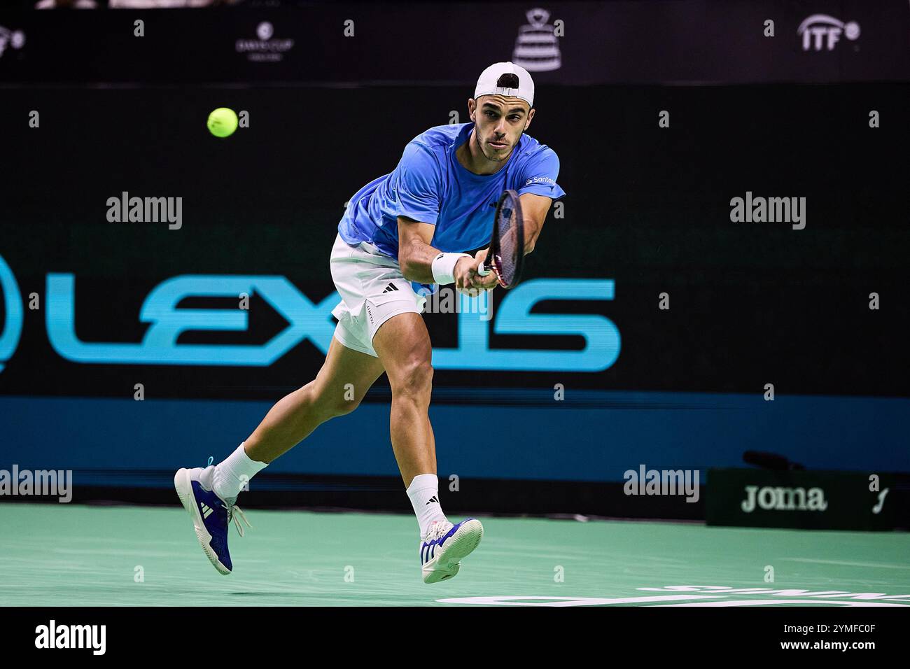 Malaga, Malaga, Spagna. 21 novembre 2024. Francisco Gerundolo dell'Argentina, torna con la mano rovescia nella partita contro l'Italia Lorenzo Musetti durante le FINALI DI COPPA DAVIS 2024 - Final 8 - Mens Tennis (Credit Image: © Mathias Schulz/ZUMA Press Wire) SOLO USO EDITORIALE! Non per USO commerciale! Foto Stock