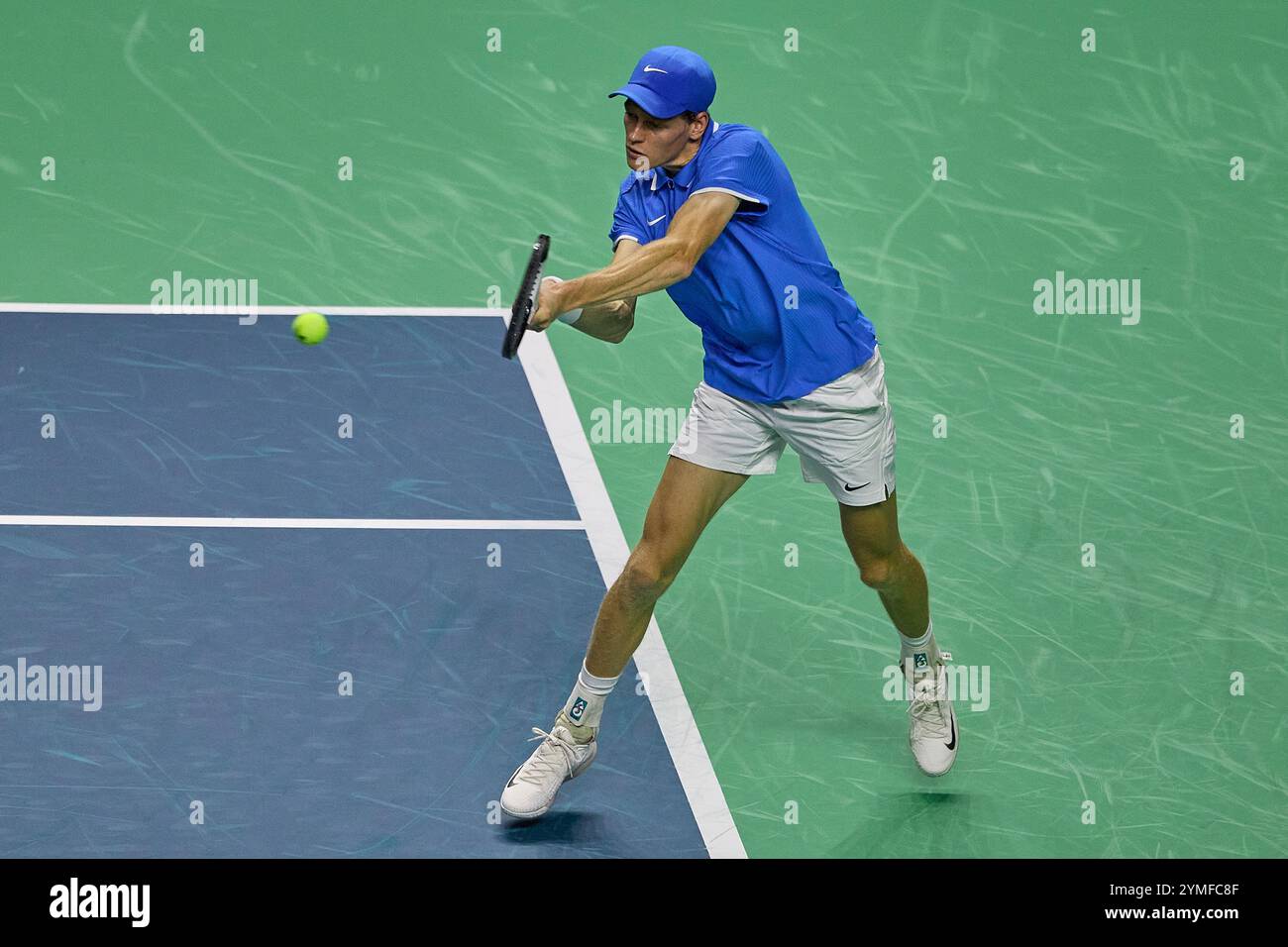 Malaga, Malaga, Spagna. 21 novembre 2024. Jannik Sinner d'Italia, torna con la mano posteriore nella partita contro Sebastian Baez dell'Argentina durante le FINALI DI COPPA DAVIS 2024 - Final 8 - Mens Tennis (Credit Image: © Mathias Schulz/ZUMA Press Wire) SOLO PER USO EDITORIALE! Non per USO commerciale! Foto Stock