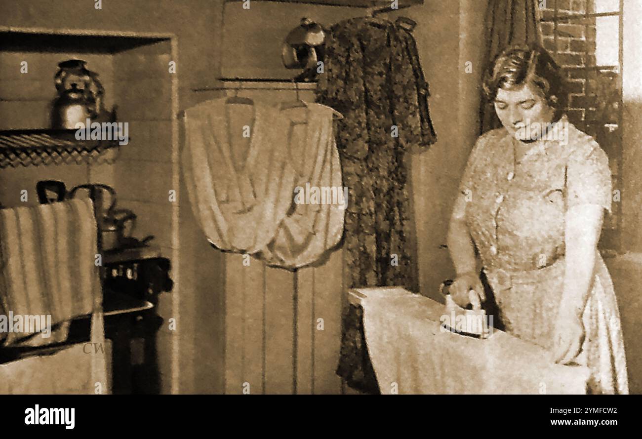La vita a casa negli anni '1940 in Gran Bretagna, Una tipica casalinga britannica della classe media che fa il bucato Foto Stock