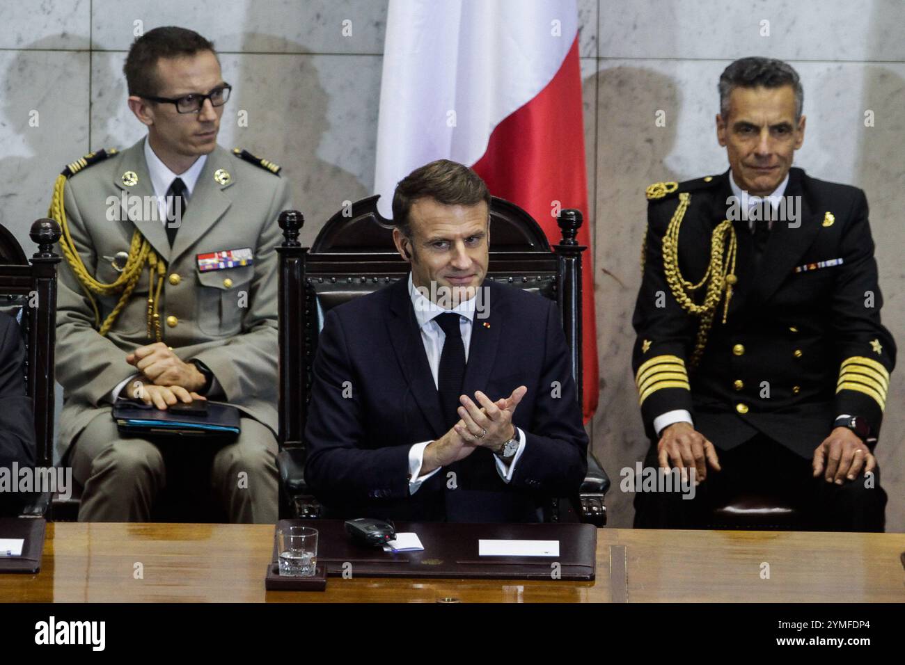 Valparaiso, Cile. 21 novembre 2024. Il Presidente francese Emmanuel Macron siede durante la sua visita al Congresso cileno. Il presidente francese Emmanuel Macron visita il Congresso nazionale cileno nella città di Valparaíso, Cile. Partecipare a una sessione congiunta tra il Senato e la camera dei deputati. (Foto di Cristobal Basaure Araya/SOPA Images/Sipa USA) credito: SIPA USA/Alamy Live News Foto Stock