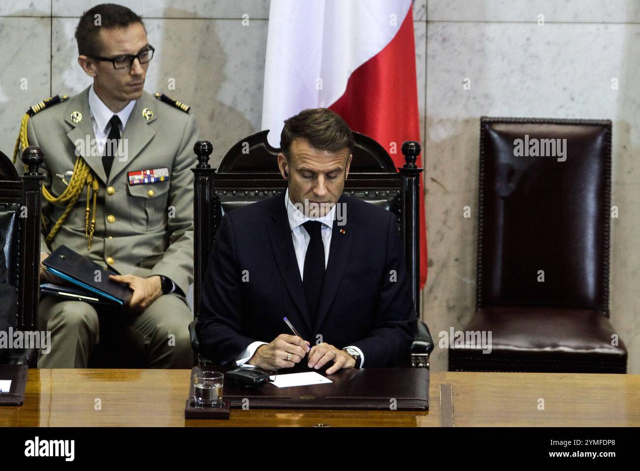 Valparaiso, Cile. 21 novembre 2024. Il Presidente francese Emmanuel Macron siede durante la sua visita al Congresso cileno. Il presidente francese Emmanuel Macron visita il Congresso nazionale cileno nella città di Valparaíso, Cile. Partecipare a una sessione congiunta tra il Senato e la camera dei deputati. (Foto di Cristobal Basaure Araya/SOPA Images/Sipa USA) credito: SIPA USA/Alamy Live News Foto Stock