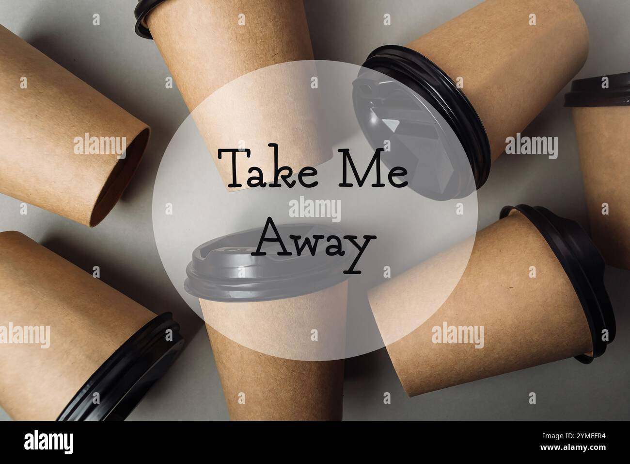 Mucchio di tazze di caffè con le parole "Take me away" scritte sopra. Concetto di urgenza e desiderio di sfuggire alla situazione attuale Foto Stock