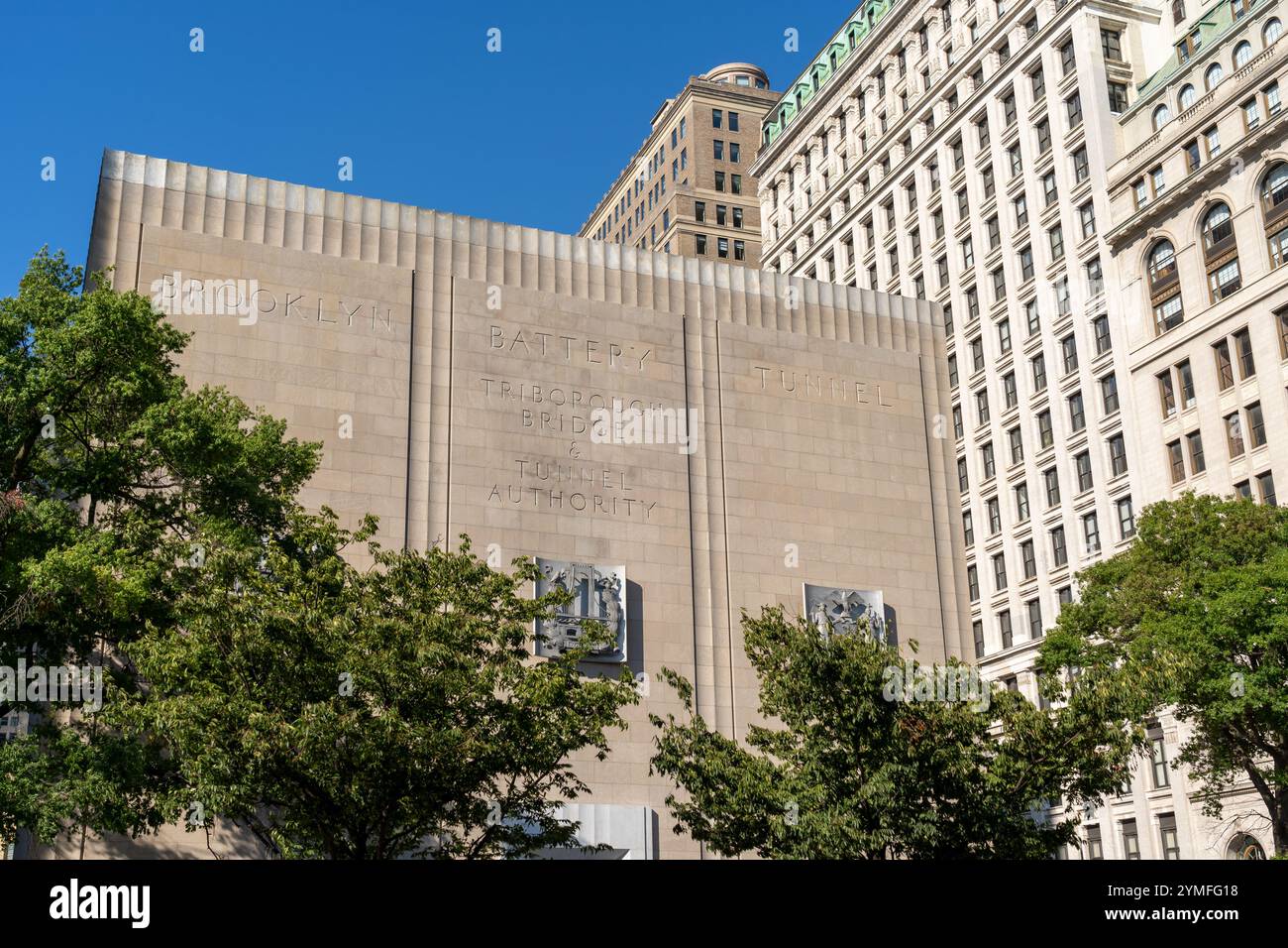 New York City, USA - 19 agosto 2022: Il monumentale edificio di ventilazione sul lato di Manhattan del Brooklyn Battery Tunnel. Foto Stock