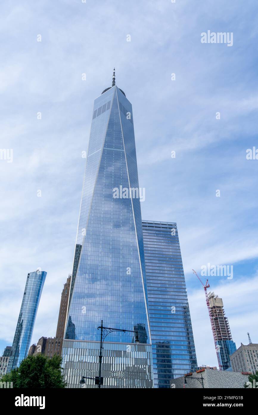 New York City, USA - 19 agosto 2022: One World Trade Center Building Looking Up a Manhattan, New York City, USA. Foto Stock