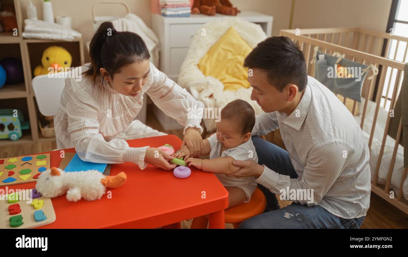 Mamma e padre coinvolgono amorevolmente il bambino con giocattoli in un'accogliente camera da letto, creando una calda atmosfera familiare impreziosita dalla culla e. Foto Stock Mamma e padre coinvolgono amorevolmente il bambino con giocattoli in un'accogliente camera da letto, creando una calda atmosfera familiare impreziosita dalla culla e. Foto Stock