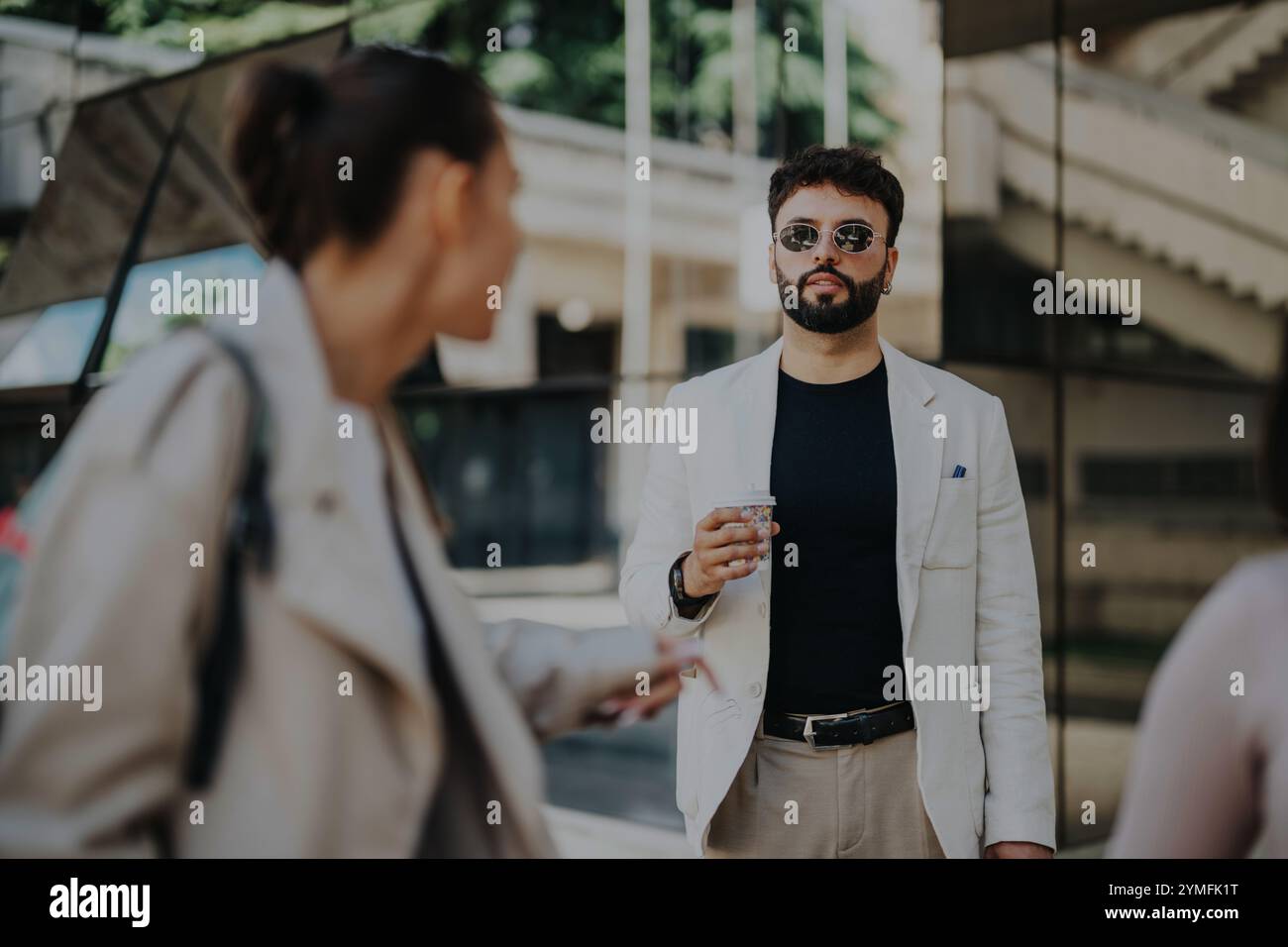 Professore che guida gli studenti in un ambiente di apprendimento all'aperto Foto Stock