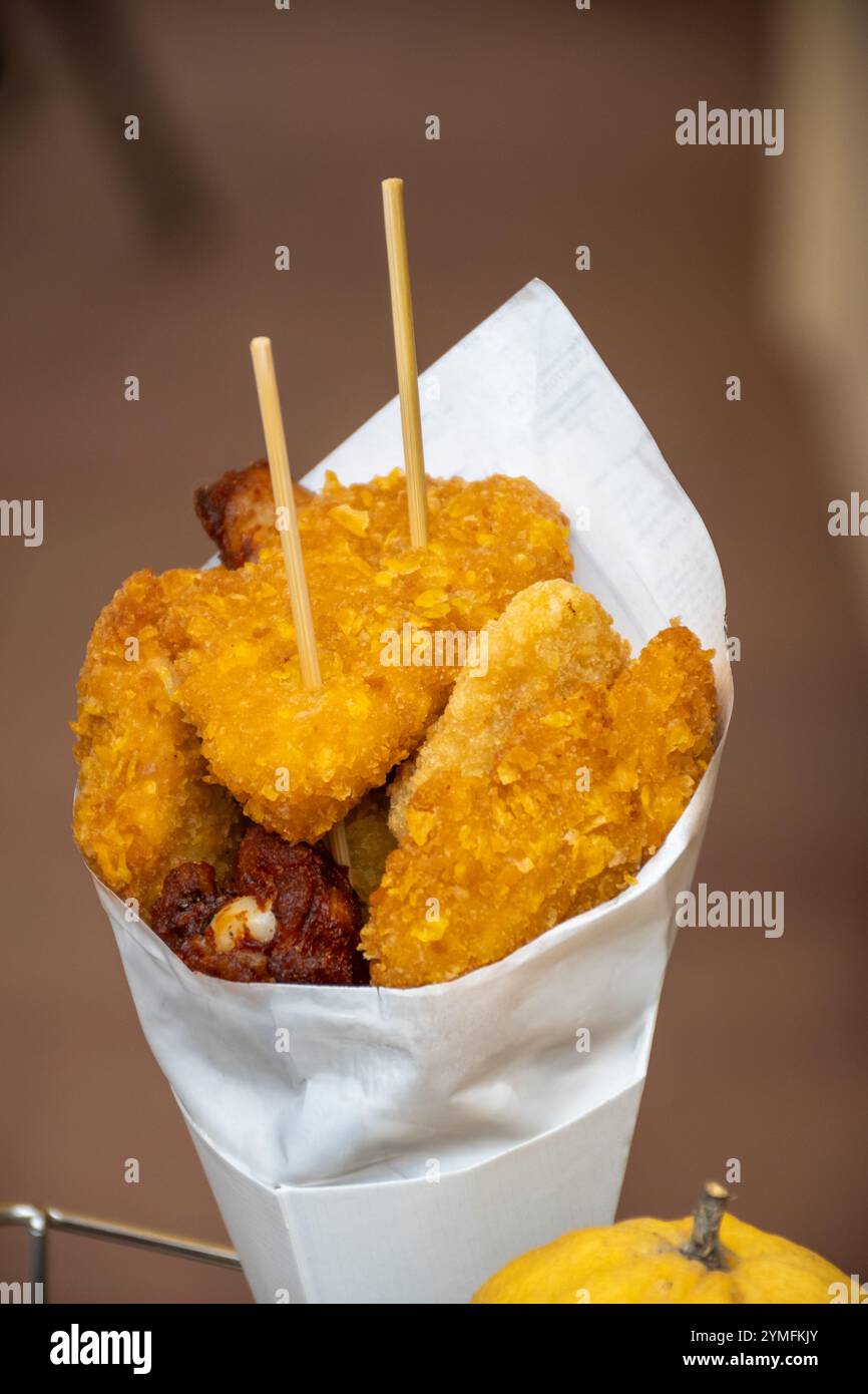 streetfood italiano, varietà di pesce pescato del giorno fritto in profondità nel cono di carta, pesce Foto Stock
