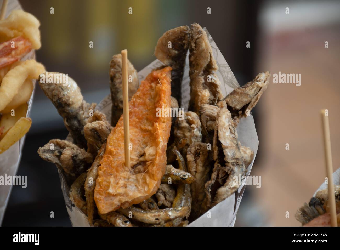 streetfood italiano, varietà di pesce pescato del giorno fritto in profondità nel cono di carta, pesce Foto Stock