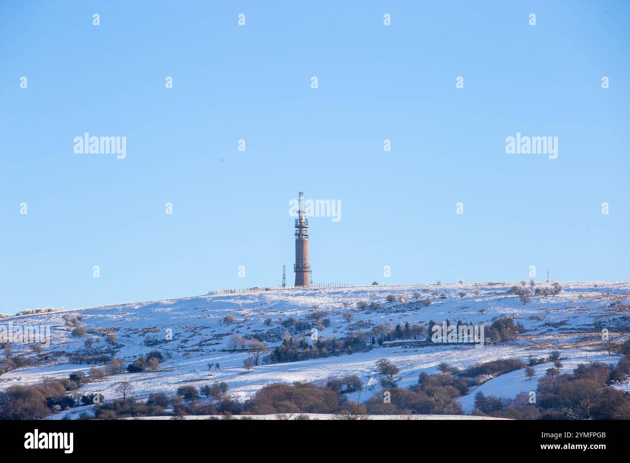 L'albero radio della torre di telecomunicazioni BT a Croker Hill Sutton Common vicino a Macclesfield Cheshire Peak, in Inghilterra, in un paesaggio innevato Foto Stock