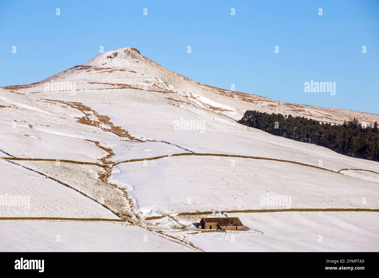 Shutlingsloe Hill in un paesaggio invernale innevato del Cheshire Peak District con una fattoria solitaria Foto Stock