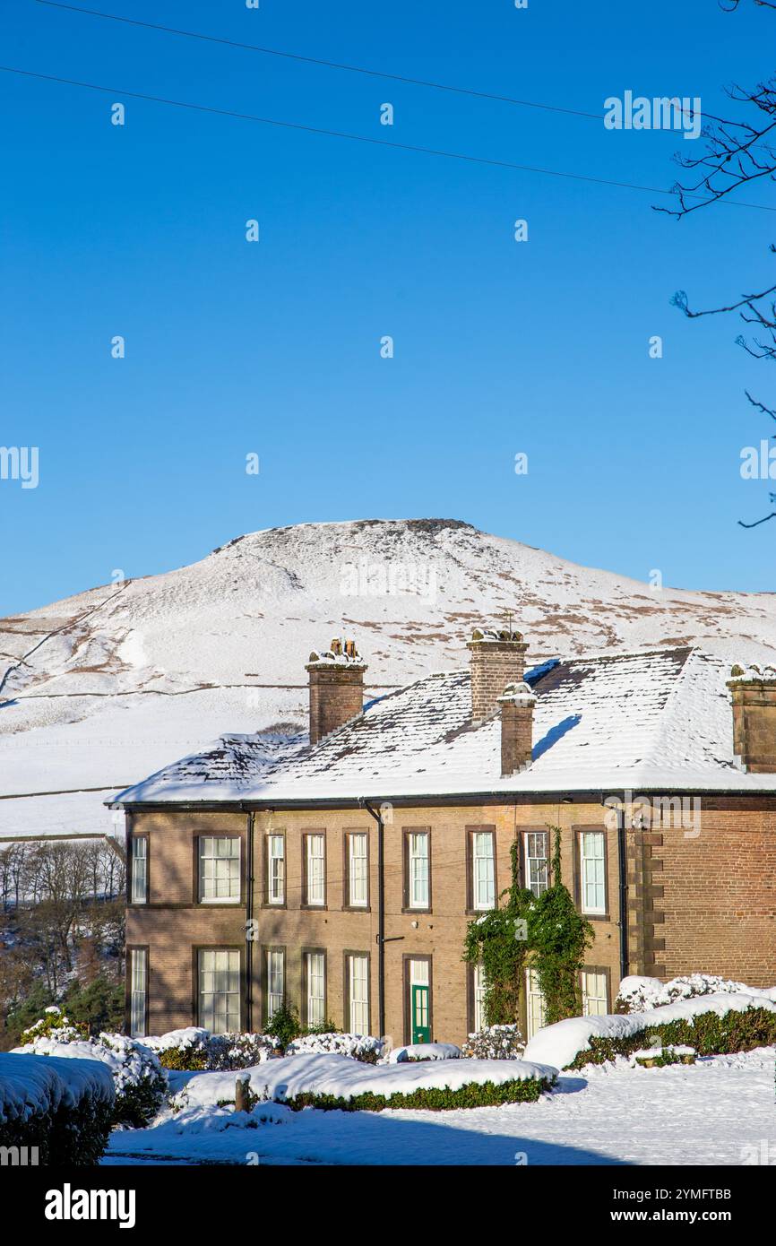 Crag Hall una casa di campagna nel villaggio di Wildboarclough, Cheshire, Inghilterra di proprietà del conte di Derby con la collina di Shutlingsloe ricoperta di neve alle spalle Foto Stock