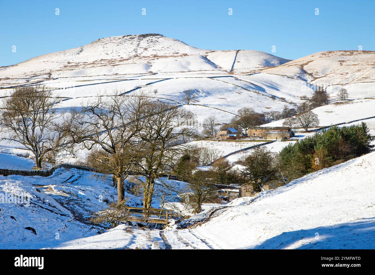 Paesaggio innevato di Shutlingsloe Hill dopo una tempesta di neve invernale, visto da Cumberland Brook Wildboarclough nel Cheshire English Peak District Foto Stock