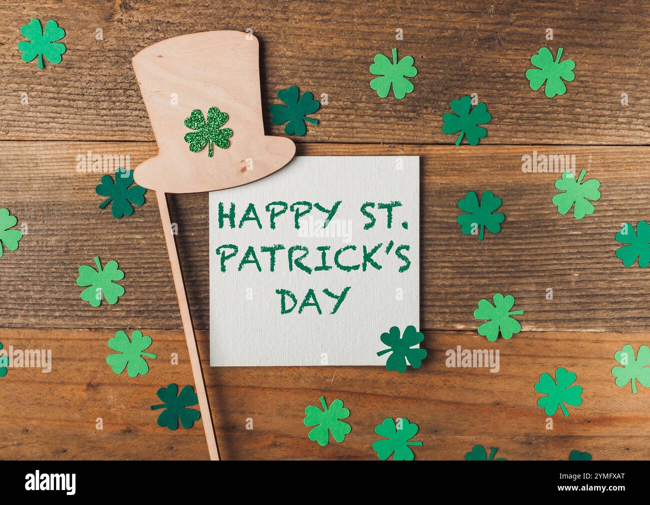 Il Green shamrock Hat è su un pezzo di carta che dice "Happy St. Patrick's Day" Foto Stock