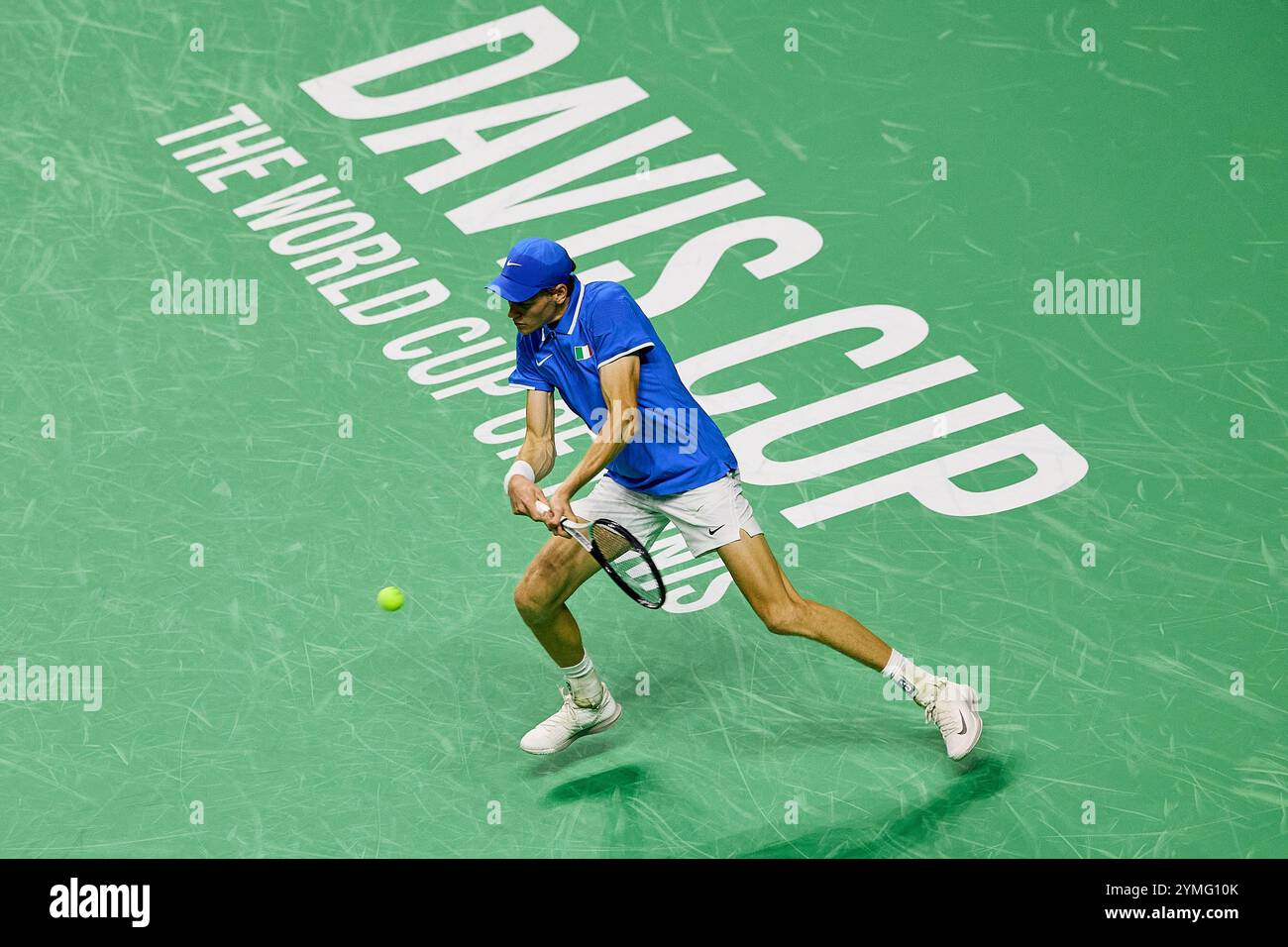 Malaga, Malaga, Spagna. 21 novembre 2024. Jannik Sinner d'Italia, torna con la mano posteriore nella partita contro Sebastian Baez dell'Argentina durante le FINALI DI COPPA DAVIS 2024 - Final 8 - Mens Tennis (Credit Image: © Mathias Schulz/ZUMA Press Wire) SOLO PER USO EDITORIALE! Non per USO commerciale! Foto Stock