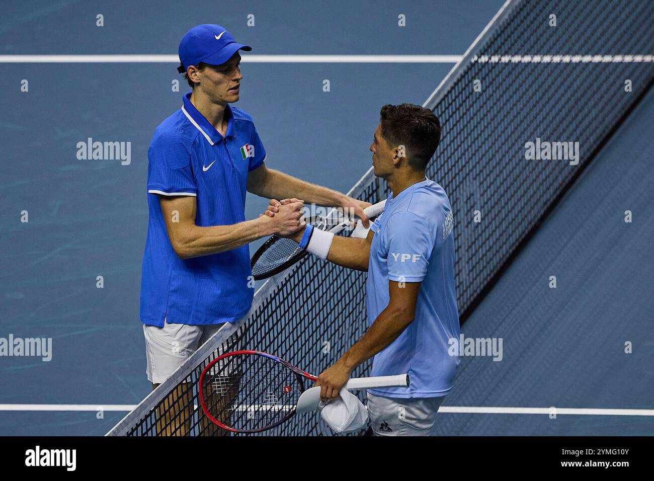 Malaga, Malaga, Spagna. 21 novembre 2024. Jannik Sinner d'Italia, Sebastian Baez dell'Argentina, stringi la mano dopo il match durante le FINALI DI COPPA DAVIS 2024 - Final 8 - Mens Tennis (Credit Image: © Mathias Schulz/ZUMA Press Wire) SOLO PER USO EDITORIALE! Non per USO commerciale! Foto Stock