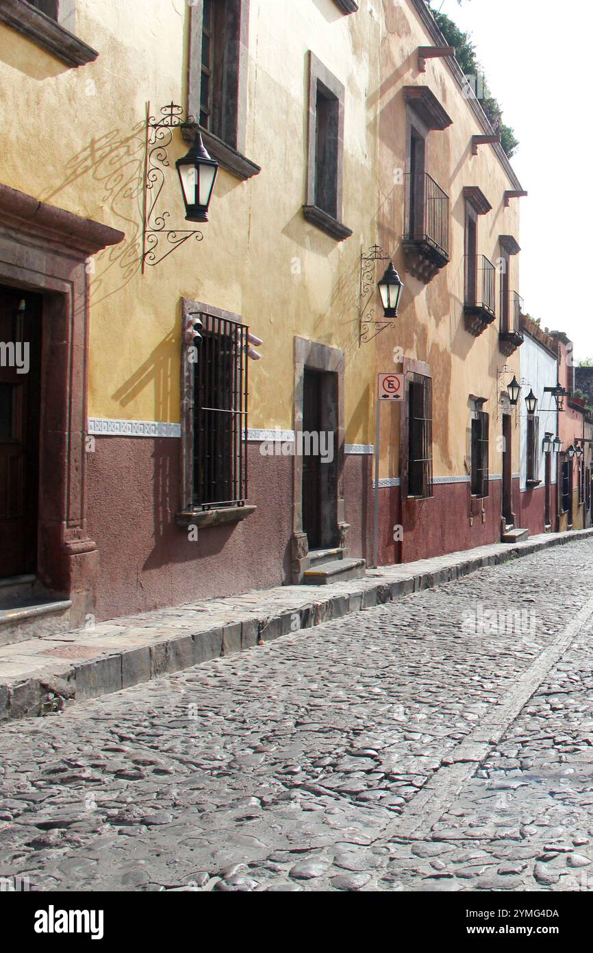 Strade di San Miguel de Allende, Guanajuato, una città coloniale del Messico famosa per la sua architettura, i ristoranti e i festival culturali Foto Stock