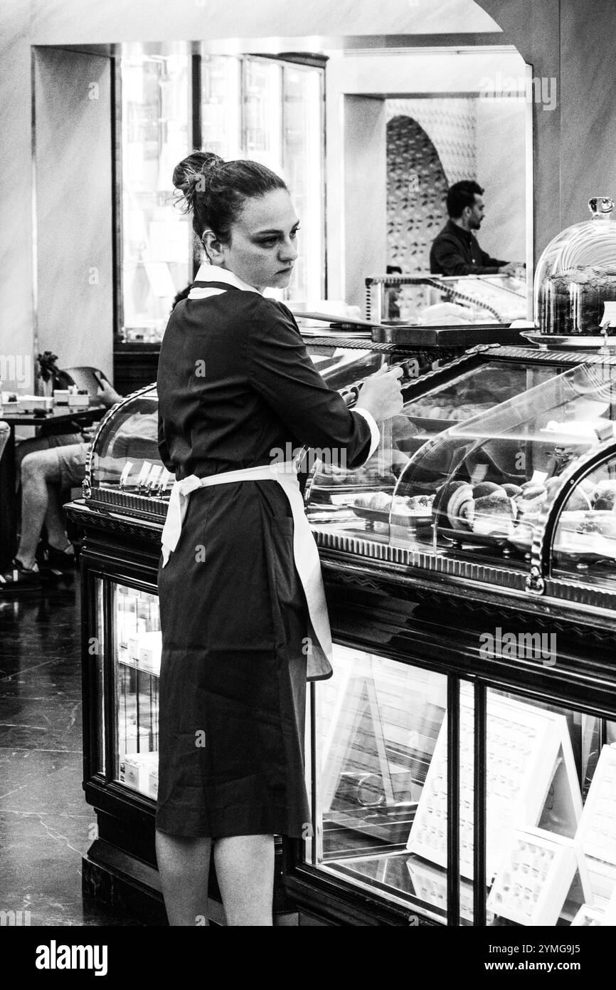 Milano, Italia - 20 agosto 2024: La storica Pasticceria Marchesi 1824 presso Galleria Vittorio Emanuele II, Milano Foto Stock