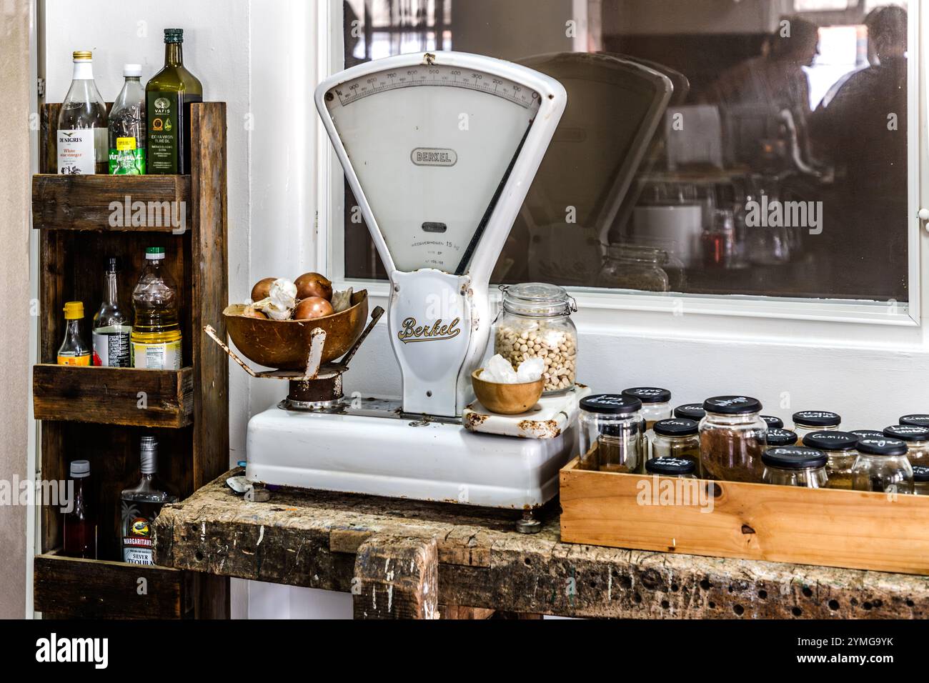 Laboratorio di cucina caraibica con lo chef Helmi Smeulders e utensili da cucina. Djonora Marthaweg, Willemstad, Curacao, Curacao, Kòrsou Foto Stock
