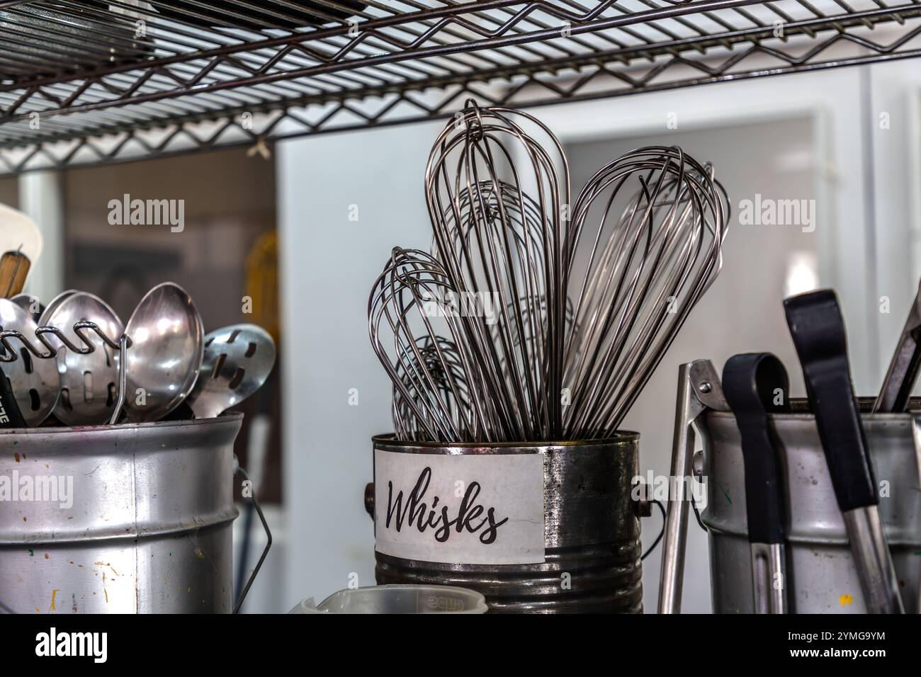 Laboratorio di cucina caraibica con lo chef Helmi Smeulders e utensili da cucina. Djonora Marthaweg, Willemstad, Curacao, Curacao, Kòrsou Foto Stock