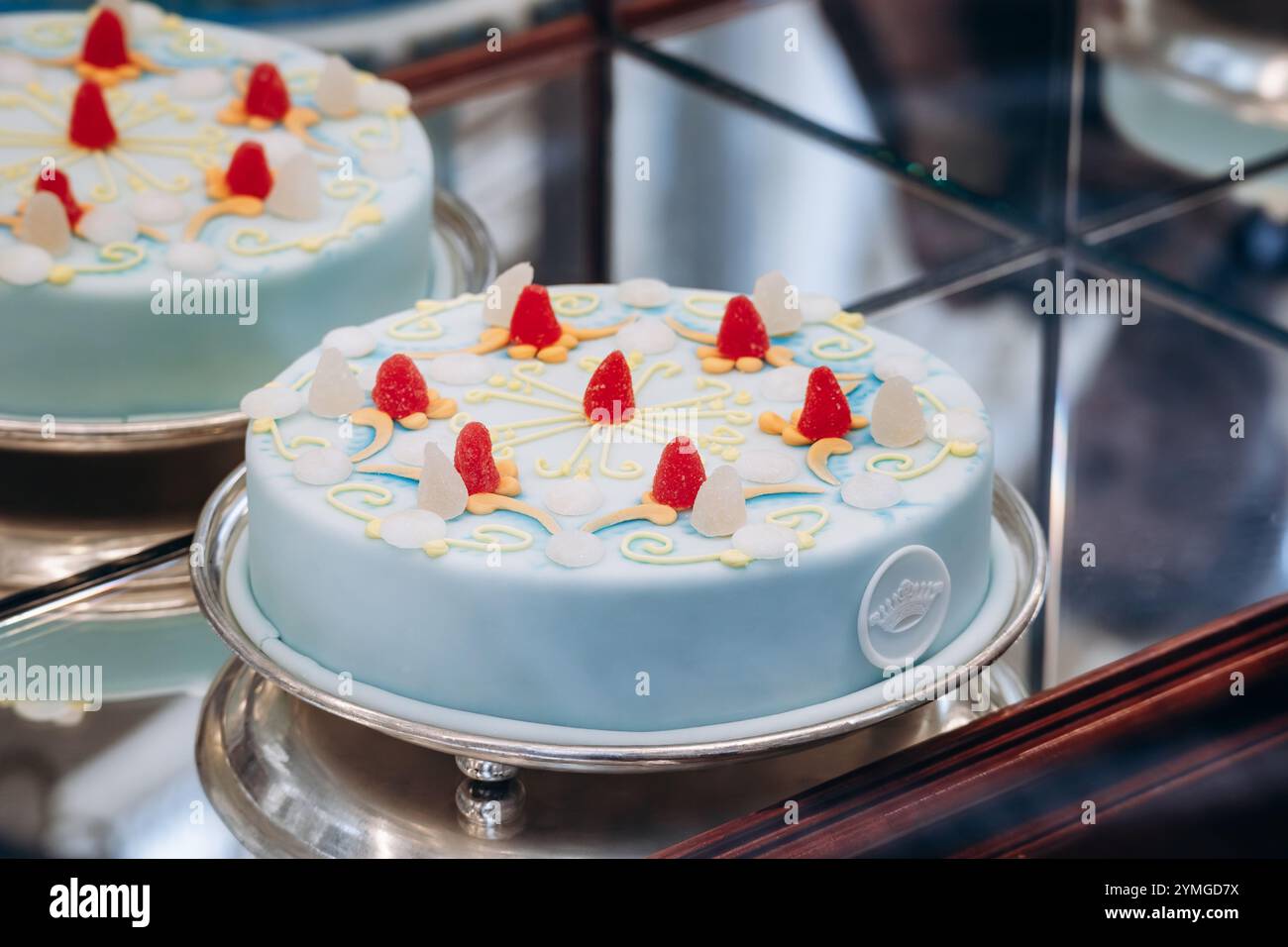 Milano, Italia - 20 agosto 2024: Torta in vetrina di pasticceria, la storica Pasticceria Marchesi 1824 presso Galleria Vittorio Emanuele II, Milano Foto Stock