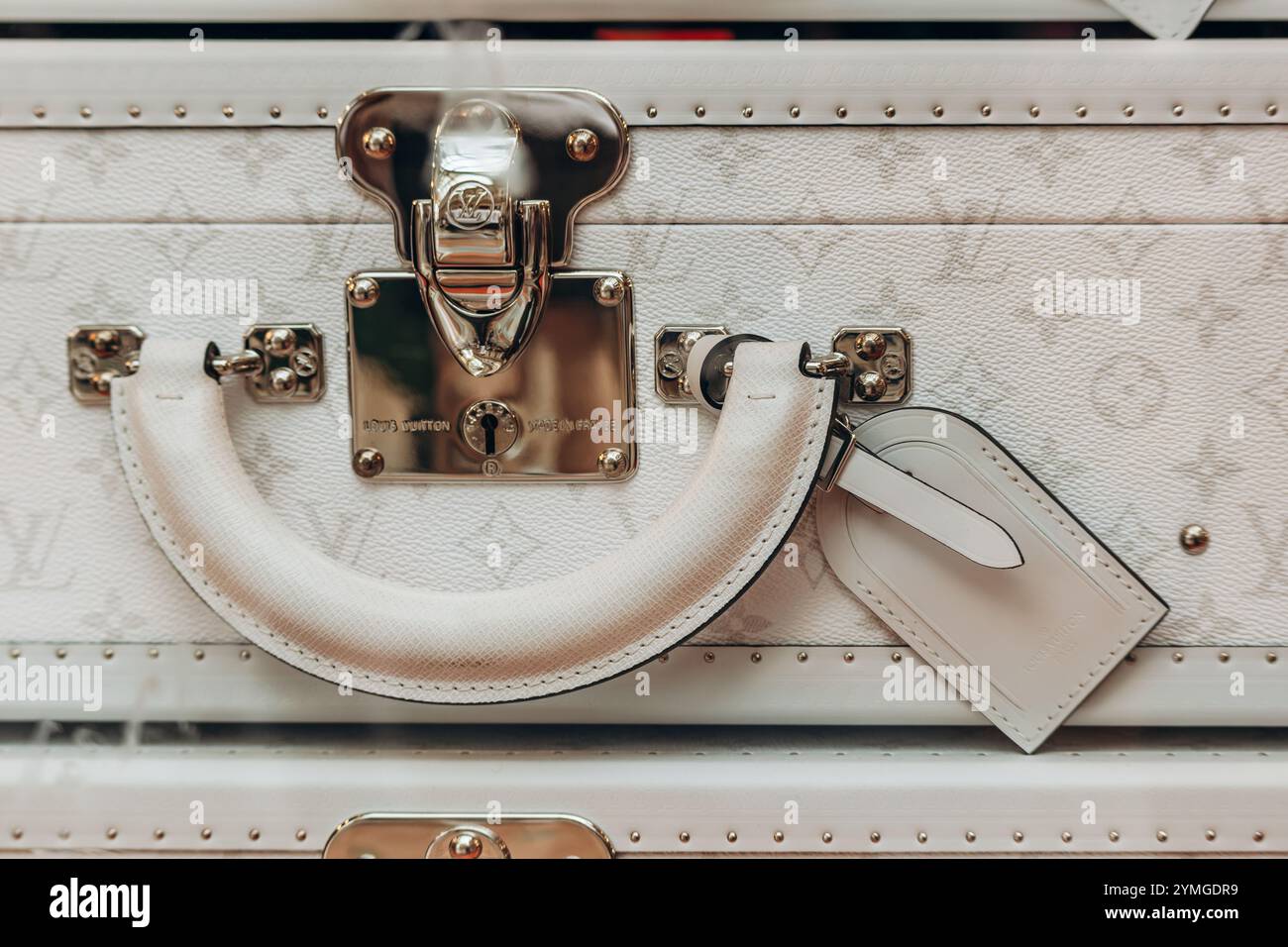 Milano, Italia - 20 agosto 2024: Primo piano di una valigia Louis Vuitton con monogramma bianco in vetrina Foto Stock