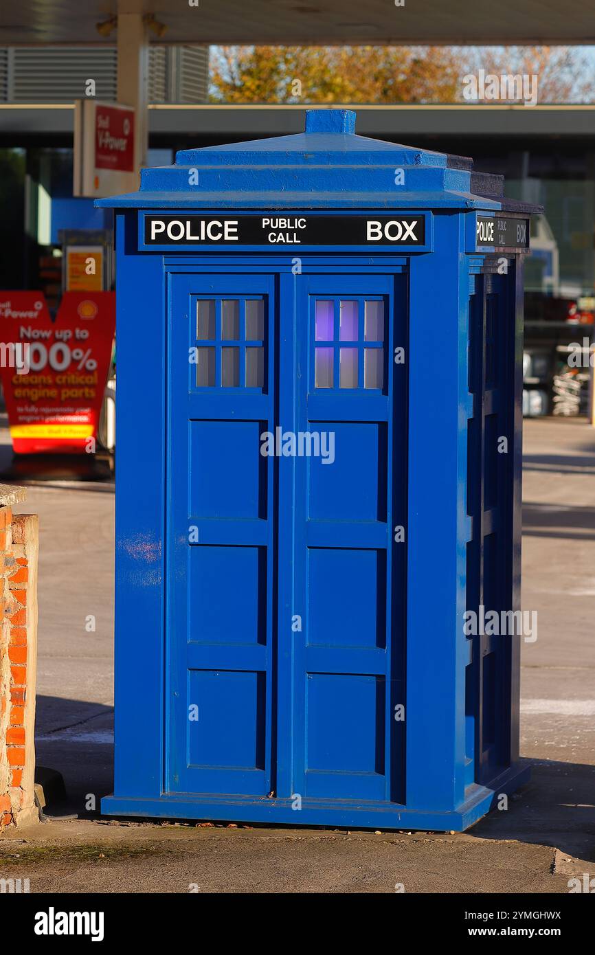 Una replica di un film di Doctor Who Tardis in mostra presso una stazione di servizio a tema spaziale e un autolavaggio su Hull Road a York, North Yorkshire, Regno Unito Foto Stock