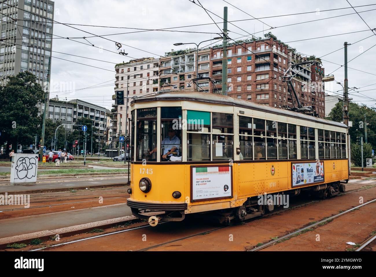 Milano, Italia - 20 agosto 2024: Tram giallo nel centro di Milano Foto Stock