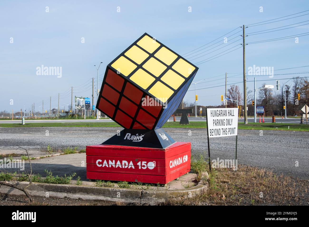 Scultura del cubo di Rubik presso la sala ungherese su Montrose Road a Niagara Falls, Ontario, Canada Foto Stock