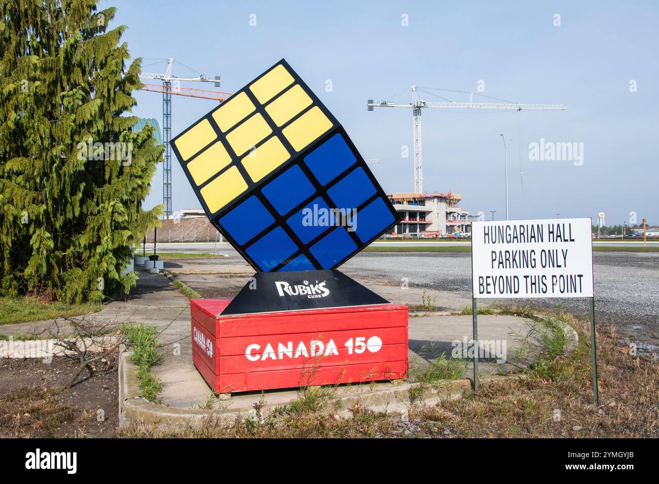 Scultura del cubo di Rubik presso la sala ungherese su Montrose Road a Niagara Falls, Ontario, Canada Foto Stock