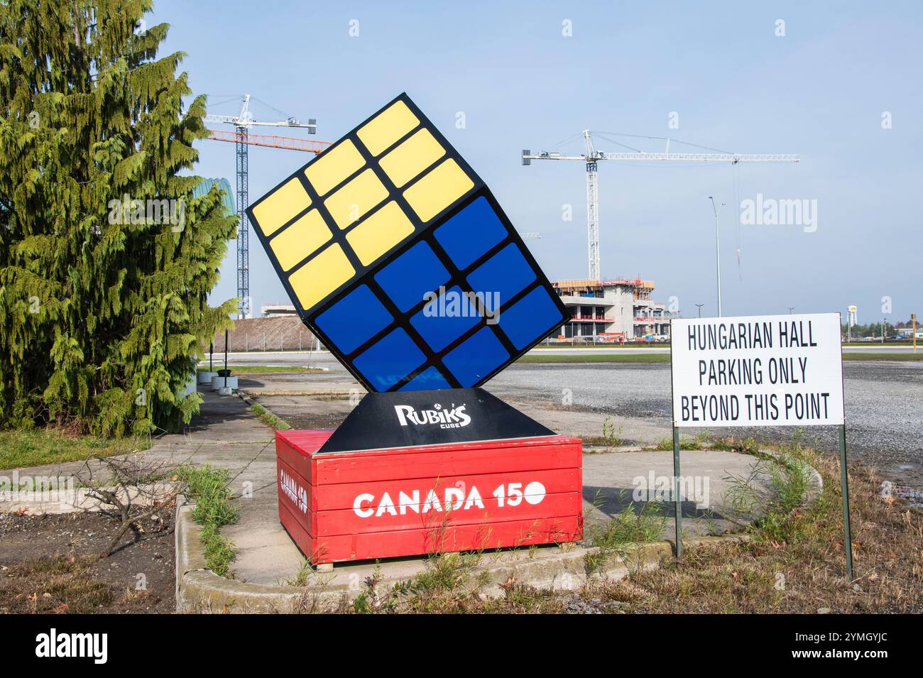 Scultura del cubo di Rubik presso la sala ungherese su Montrose Road a Niagara Falls, Ontario, Canada Foto Stock