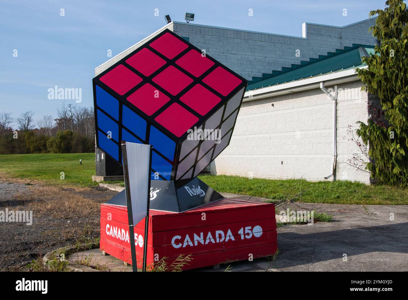 Scultura del cubo di Rubik presso la sala ungherese su Montrose Road a Niagara Falls, Ontario, Canada Foto Stock