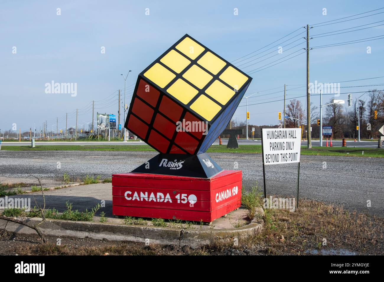 Scultura del cubo di Rubik presso la sala ungherese su Montrose Road a Niagara Falls, Ontario, Canada Foto Stock