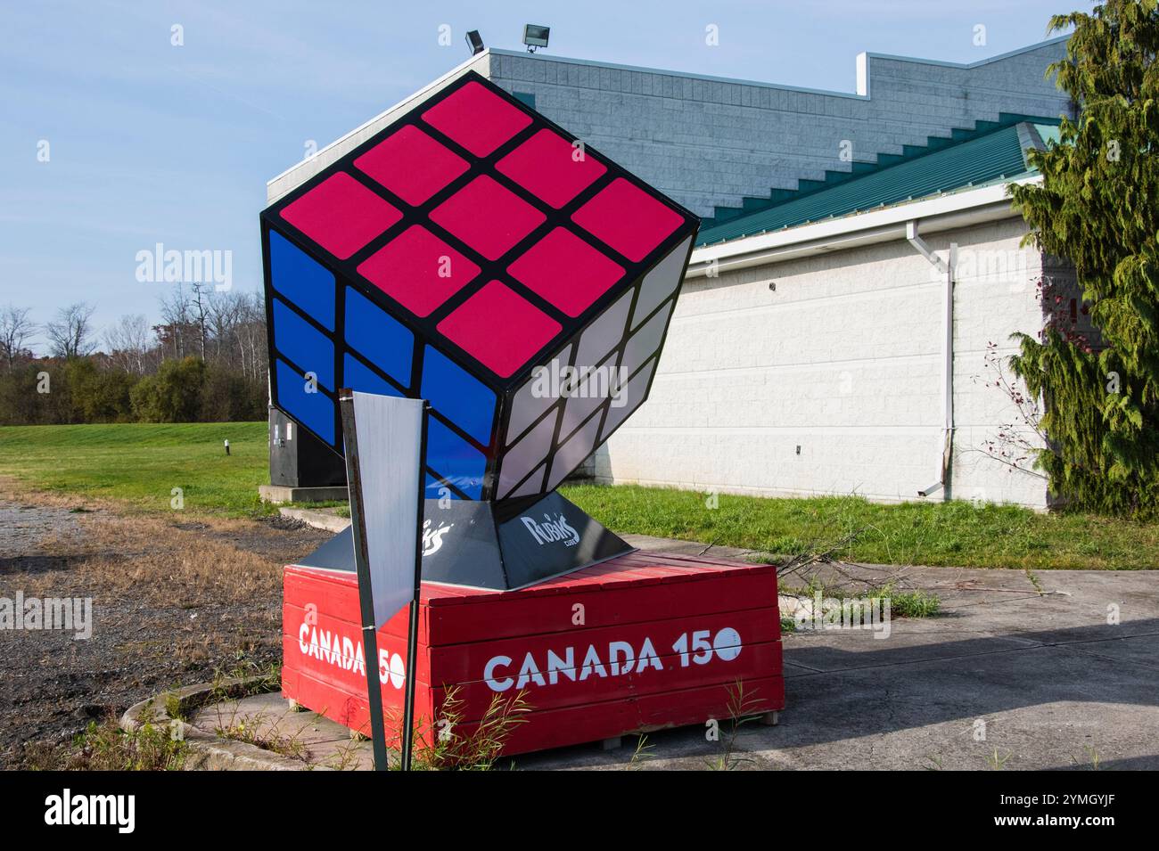Scultura del cubo di Rubik presso la sala ungherese su Montrose Road a Niagara Falls, Ontario, Canada Foto Stock
