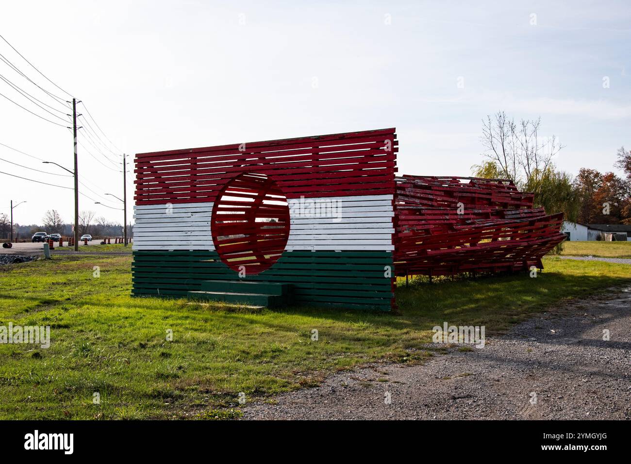 Bandiera ungherese su scultura ungherese-canadese presso la sala ungherese su Montrose Road alle Cascate del Niagara, Ontario, Canada Foto Stock