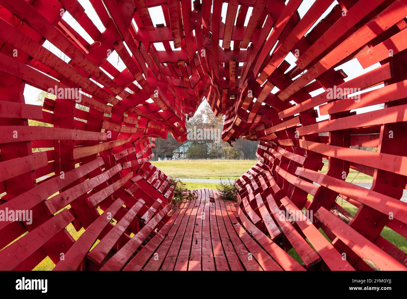 Foglia d'acero all'interno della scultura ungherese-canadese presso l'Hungarian Hall sulla Montrose Road alle Cascate del Niagara, Ontario, Canada Foto Stock
