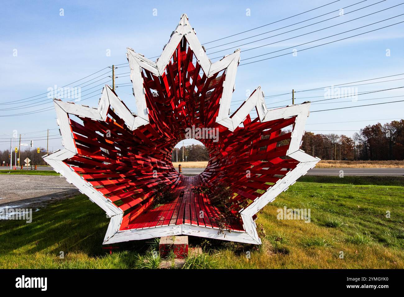 Foglia d'acero all'interno della scultura ungherese-canadese presso l'Hungarian Hall sulla Montrose Road alle Cascate del Niagara, Ontario, Canada Foto Stock