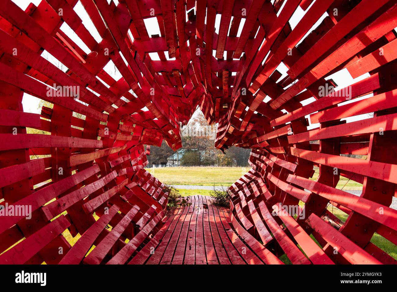Foglia d'acero all'interno della scultura ungherese-canadese presso l'Hungarian Hall sulla Montrose Road alle Cascate del Niagara, Ontario, Canada Foto Stock