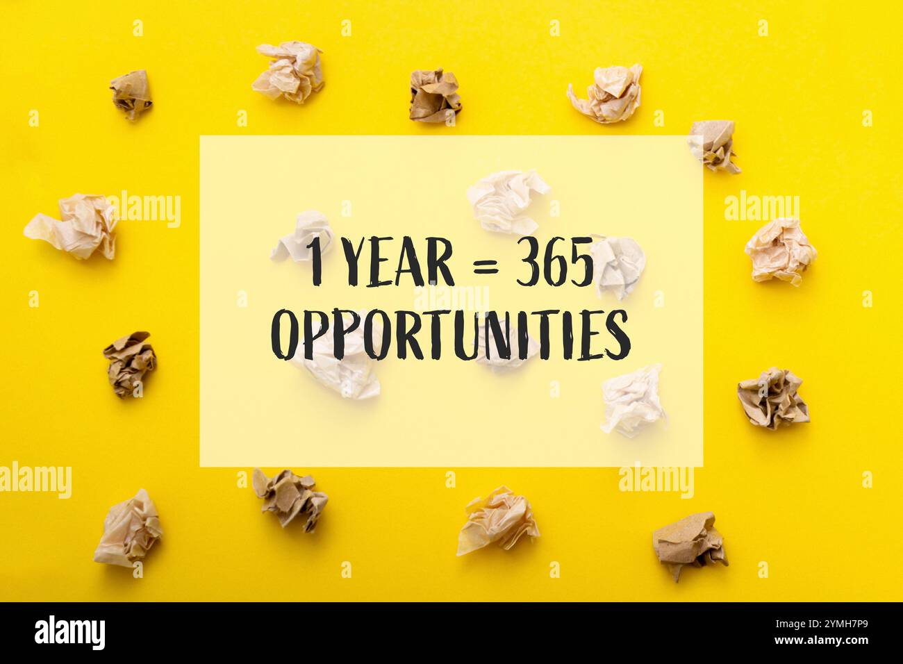 Sfondo giallo con un mucchio di carta increspata. La carta è sparsa su tutto lo sfondo. La carta è in formati e forme diversi Foto Stock