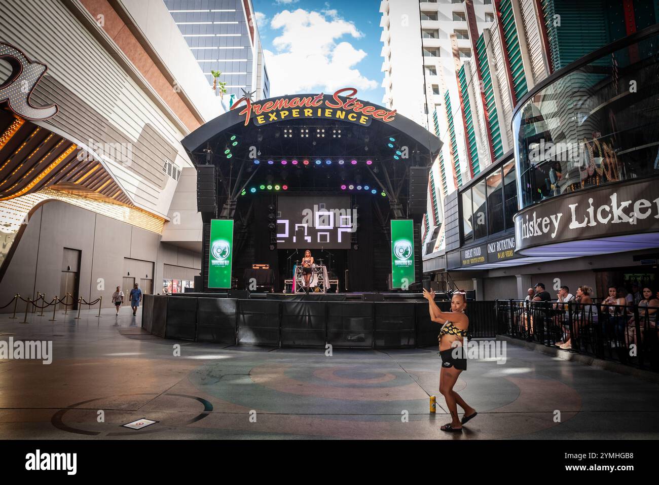 LAS VEGAS - 19 AGOSTO 2024: Donna che balla di fronte a un palco sulla Fremont Street Experience a Las Vegas mentre un DJ si prepara per uno spettacolo. Fremon Foto Stock