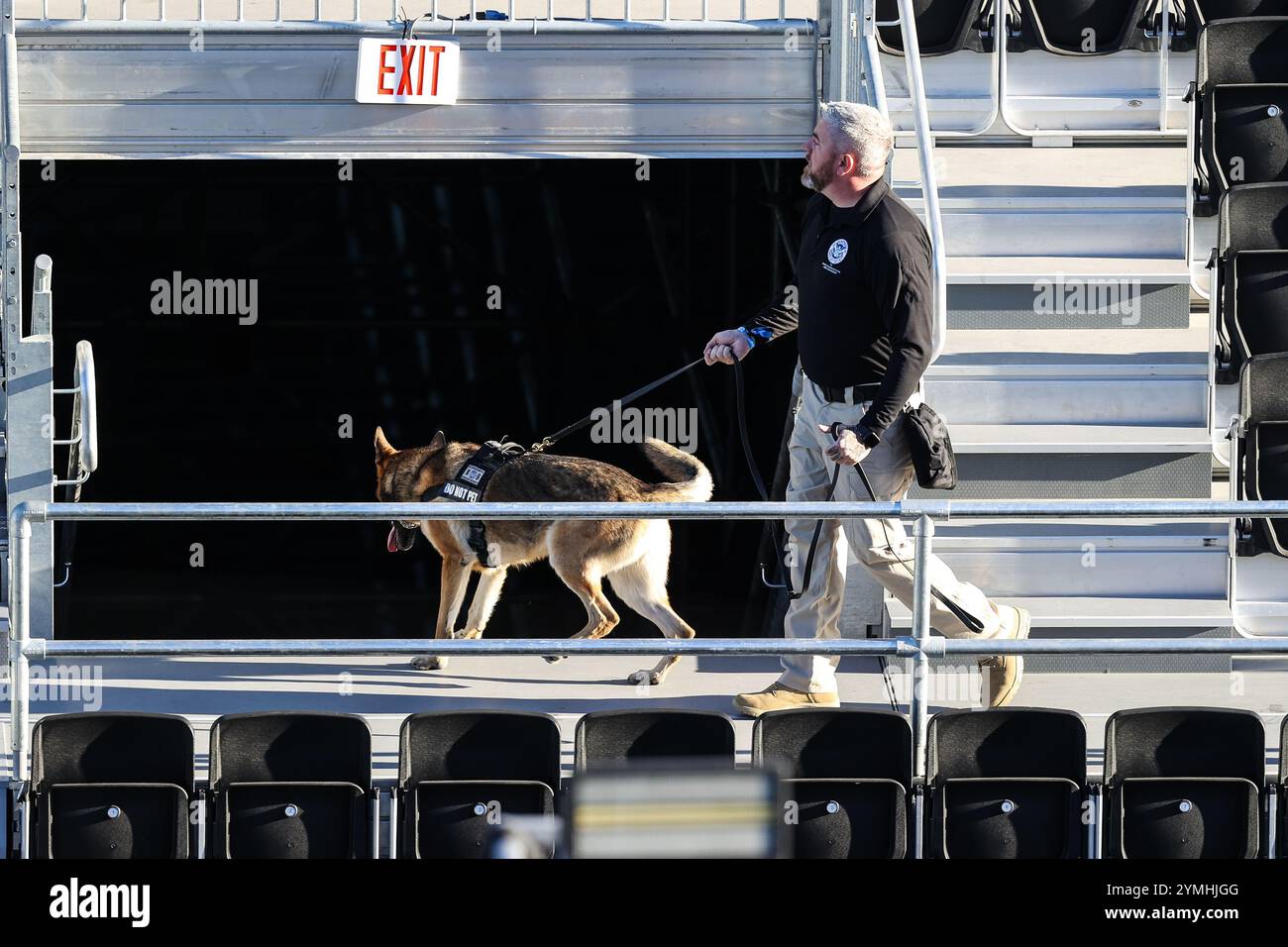Las Vegas, Nevada, Stati Uniti. 21 novembre 2024. Controlli di sicurezza sulle tribune con una K9 prima del Gran Premio d'Argento di Formula 1 Heineken di Las Vegas 2024 sul circuito di Las Vegas Street a Las Vegas, Nevada. Christopher Trim/CSM/Alamy Live News Foto Stock
