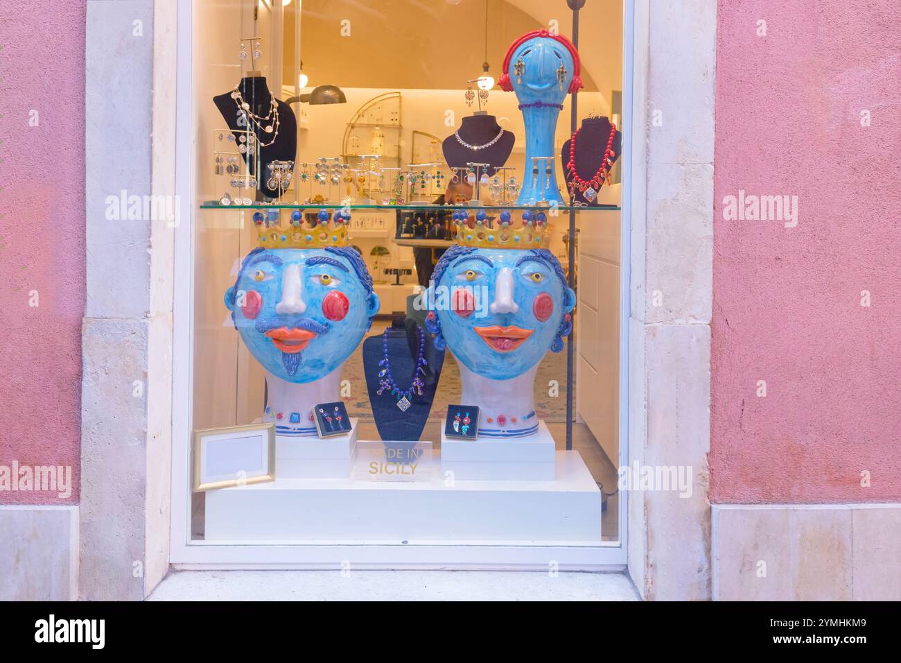 Teste in ceramica e gioielli in mostra, Taormina, Sicilia, Italia Foto Stock