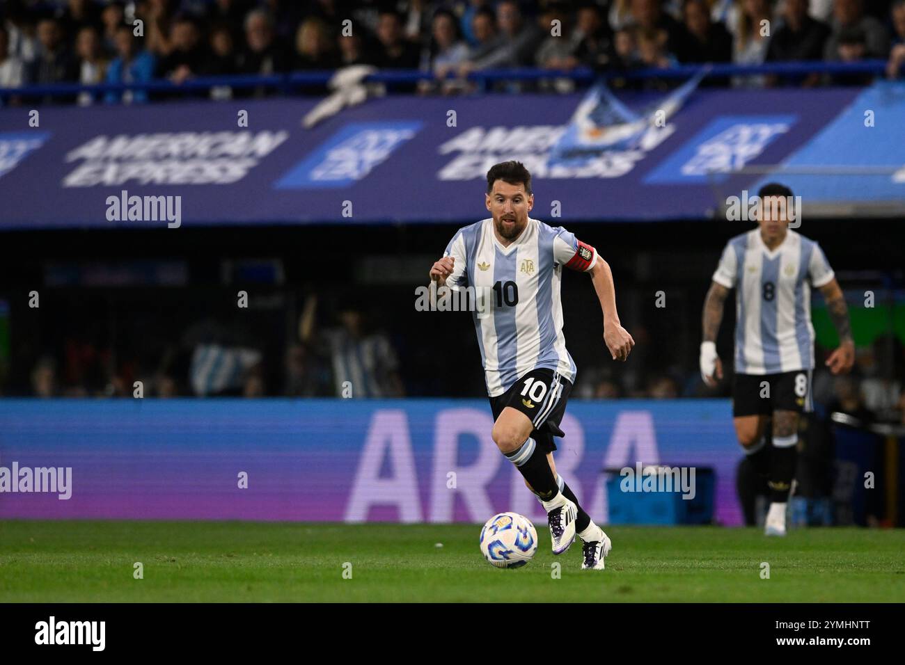 BUENOS AIRES, ARGENTINA - 19 NOVEMBRE: Lionel messi dell'Argentina, in edizione speciale 50° anniversario divisa Adidas durante il mondo FIFA sudamericano Foto Stock